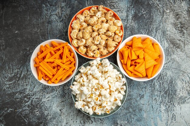 Draufsicht frisches Popcorn mit Zwieback und Cips auf einer hellen Oberfläche