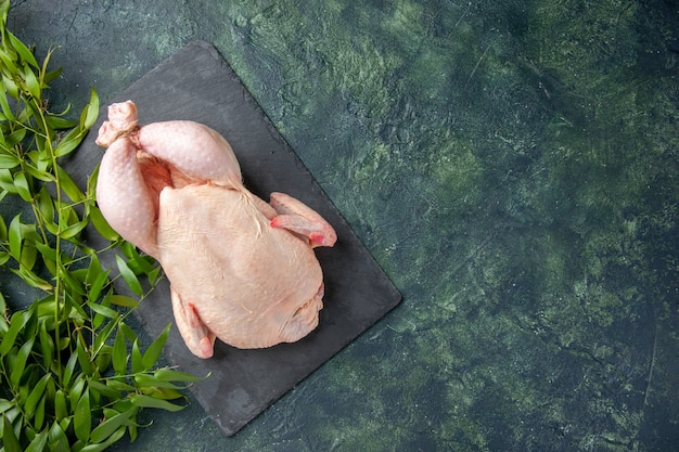 Draufsicht frisches rohes Huhn auf dunklem Hintergrund Hühnermehl Tierfoto Lebensmittelfarbe Küche Fleisch freier Raum