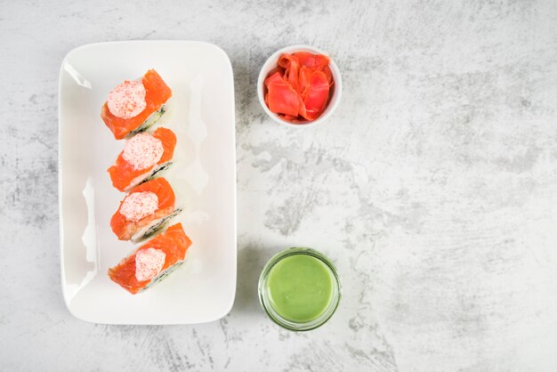 Kostenloses Foto draufsicht frisches sushi mit quelle
