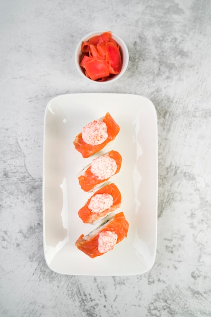 Kostenloses Foto draufsicht frisches sushi