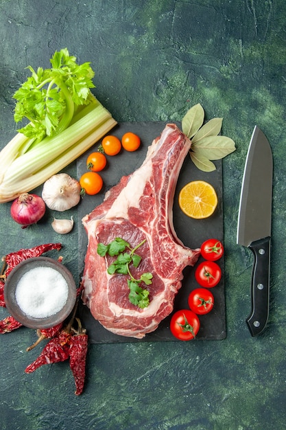 Draufsicht Frischfleischscheibe mit Tomaten auf dunkelblauem Hintergrund Essen Fleisch Küche Metzger Huhn Farbe Kuh