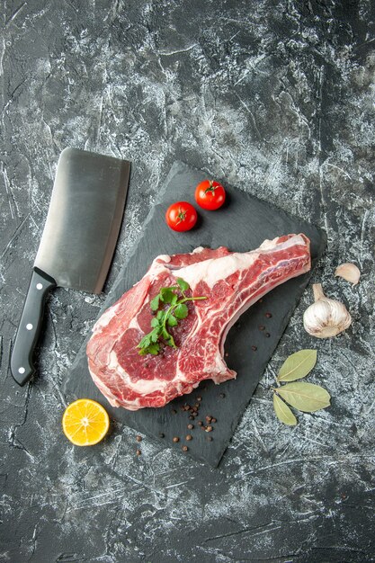 Draufsicht Frischfleischscheibe mit Tomaten auf hellgrauem Hintergrund Küche Tier Kuh Huhn Lebensmittelfarbe Metzgerfleisch