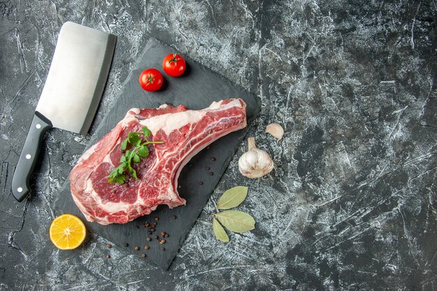 Draufsicht Frischfleischscheibe mit Tomaten auf hellgrauem Hintergrund Küche Tier Kuh Huhn Lebensmittelfarbe Metzgerfleisch