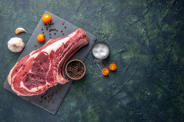 Draufsicht Frischfleischscheibe rohes Fleisch mit Pfeffer und Salz auf dunklem Hintergrund Hühnermehl Fotofarbe Lebensmittel Tier Metzger