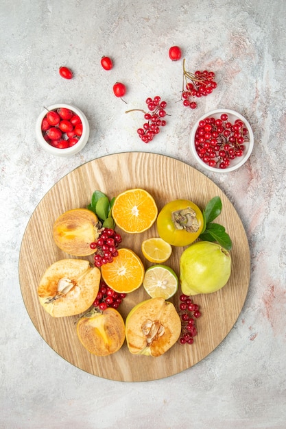 Draufsicht Fruchtzusammensetzung Apfel Birnen und andere Früchte auf weißen Tafelfrüchten frisch reif