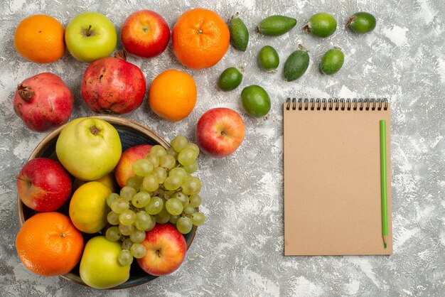 Draufsicht Fruchtzusammensetzung Feijoa Mandarinen und Äpfel auf dem weißen Hintergrund reifes Fruchtvitamin milde frisch