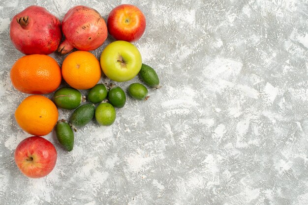 Draufsicht Fruchtzusammensetzung Feijoa Mandarinen und Äpfel auf weißem Hintergrundfrüchten Vitamin weich reif