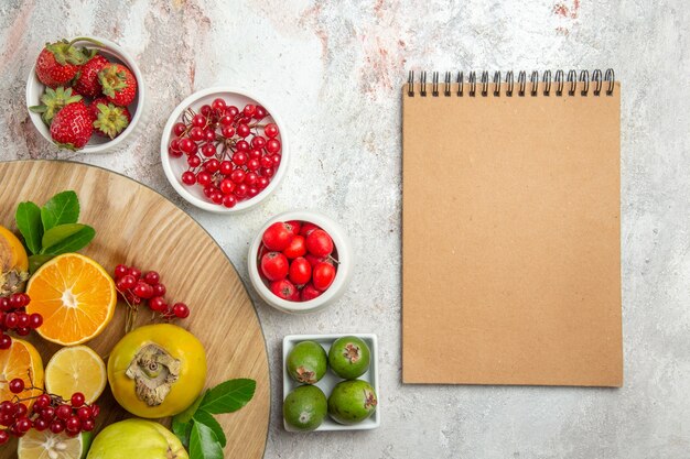 Draufsicht Fruchtzusammensetzung verschiedene Früchte auf der weißen Tischbeere frische Früchte reif