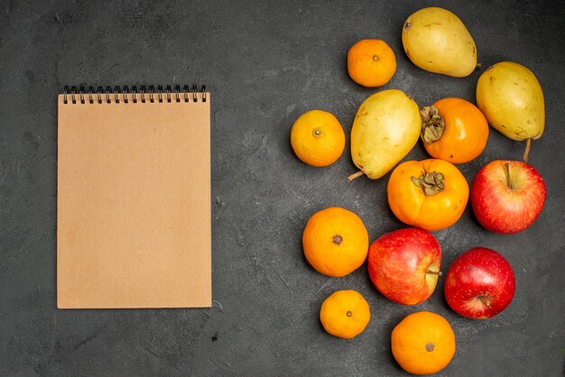 Draufsicht Früchte Zusammensetzung Birnen Mandarinen und Äpfel auf grauem Hintergrund