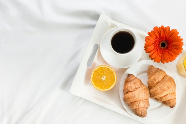 Draufsicht Frühstück im Bett am Muttertag