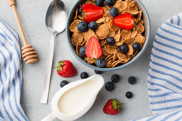 Draufsicht Frühstück mit Müsli