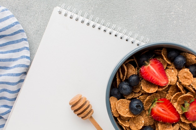 Kostenloses Foto draufsicht frühstück mit müsli