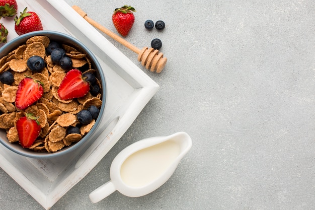 Kostenloses Foto draufsicht frühstück mit müsli