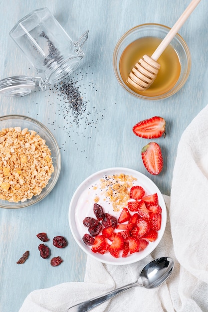 Draufsicht Frühstücksschale mit Honig und Früchten