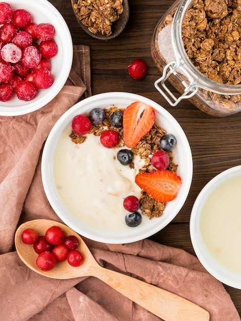 Draufsicht Frühstücksschalen mit Bio-Obst