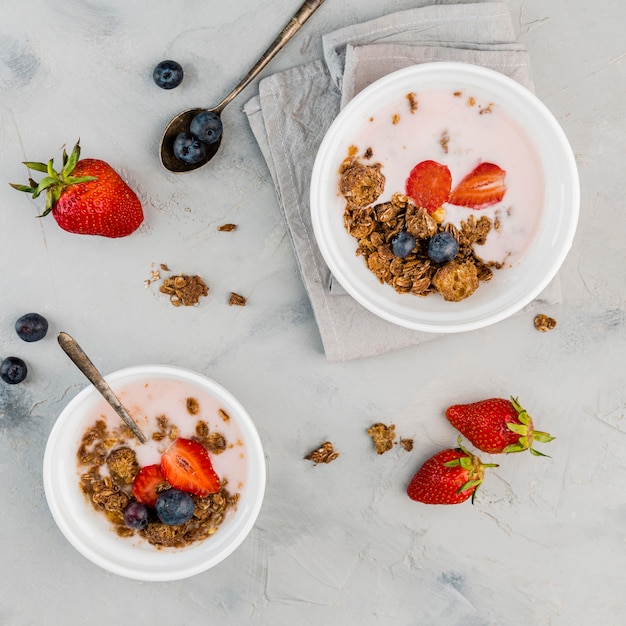 Draufsicht Frühstücksschalen mit Müsli und Milch