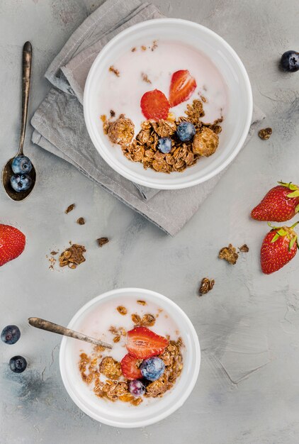 Draufsicht Frühstücksschalen mit Müsli und Milch