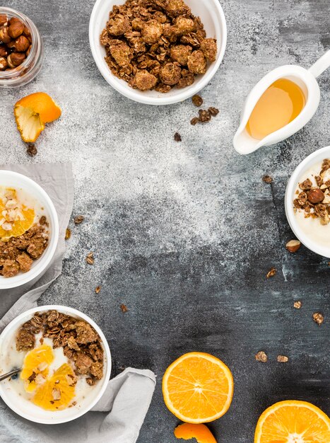 Draufsicht Frühstücksschalen mit Müsli und Obst