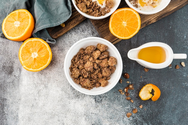 Draufsicht Frühstücksschüssel mit Müsli und Orange