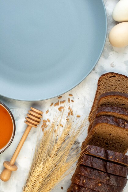 Draufsicht Frühstückstisch Eier Marmelade Gelee dunkles Brot auf weißem Hintergrund Kaffeeteig Torte Ofen Morgen Tee Ei