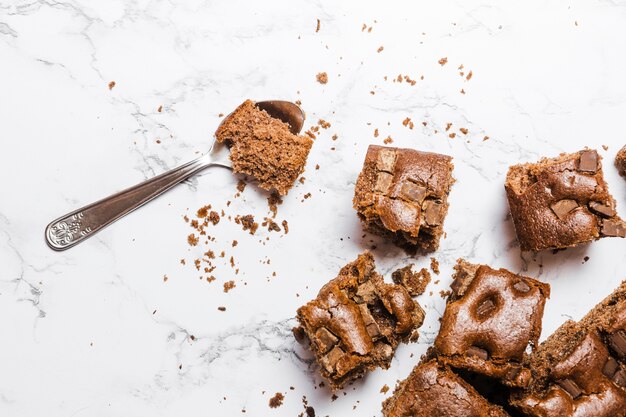 Draufsicht gebackener Schokoladenkuchen