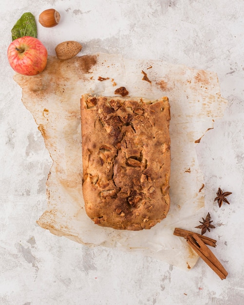 Draufsicht gebackenes Dessert mit Früchten