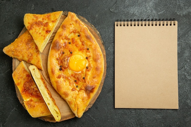 Draufsicht gebackenes Eierbrot köstlich frisch vom Ofen auf dem dunkelgrauen Raum