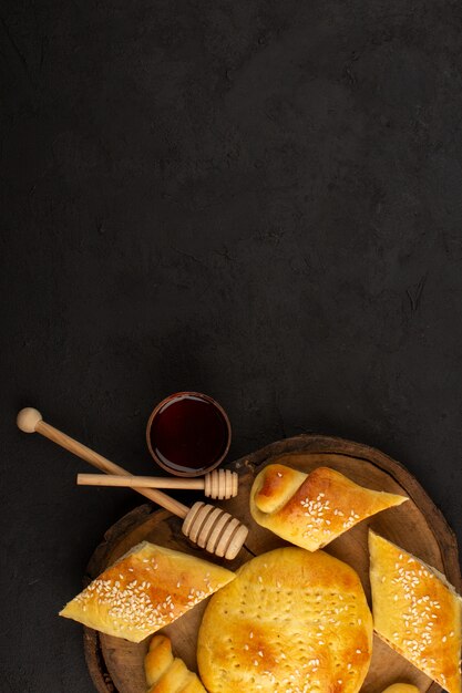 Draufsicht Gebäck und Croissants lecker auf dem dunklen Hintergrund