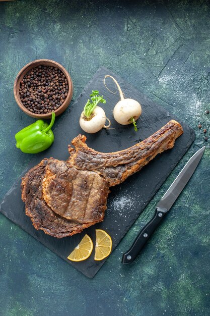 Draufsicht gebratene Fleischscheibe auf dunklem Hintergrund Fleischgericht braten Farbe Tierrippe Abendessen kochen Grill