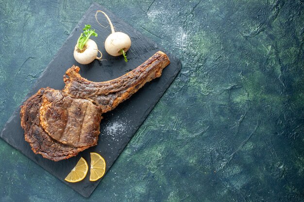 Draufsicht gebratene Fleischscheibe auf dunklem Hintergrund Fleischgerichte Grill braten Farbe kochen Tierrippe Abendessen