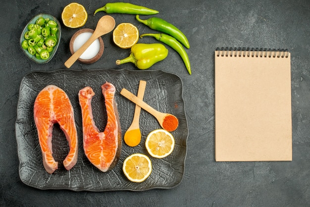 Draufsicht gebratene Fleischscheiben mit Paprika und Zitrone auf dunklem Hintergrund