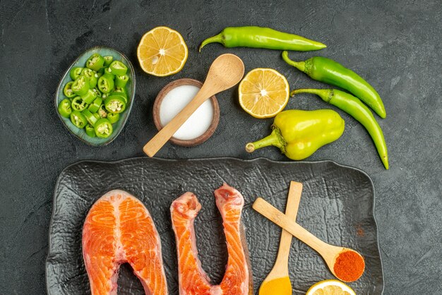 Draufsicht gebratene Fleischscheiben mit Paprika und Zitrone auf dunklem Schreibtisch