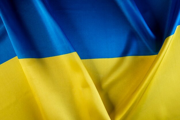 Draufsicht gefaltetes Stillleben mit ukrainischer Flagge