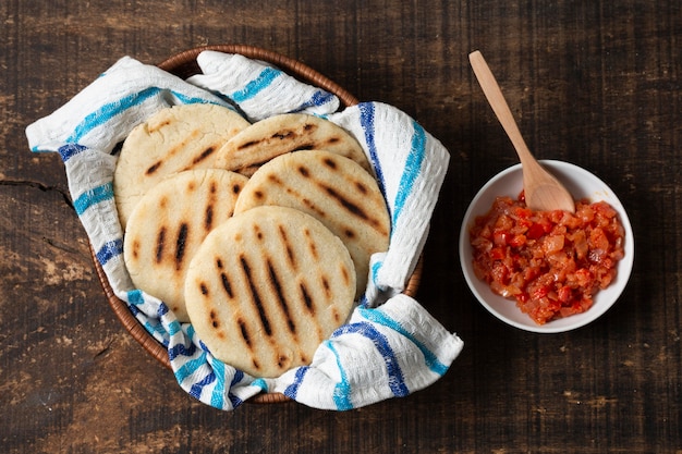 Kostenloses Foto draufsicht gegrillte arepas im korb