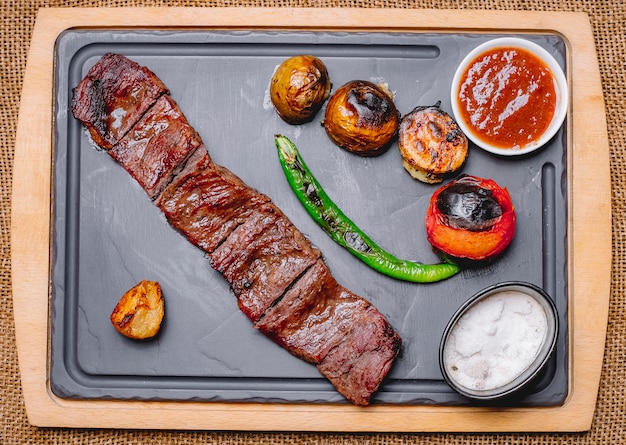 Draufsicht gegrilltes Fleisch mit Kartoffeln und gegrilltes Gemüse mit Ketchup und Mayonnaise