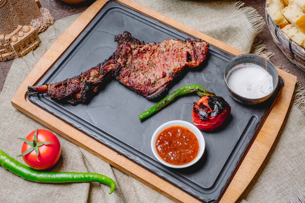 Draufsicht gegrilltes Steak mit gegrilltem Gemüse mit Ketchup und Mayonnaise