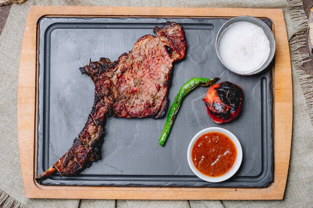 Draufsicht gegrilltes Steak mit gegrilltem Gemüse mit Ketchup und Mayonnaise