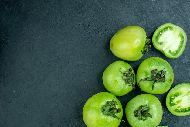 Draufsicht gehackte Tomaten grüne Tomaten auf dunklem Hintergrund