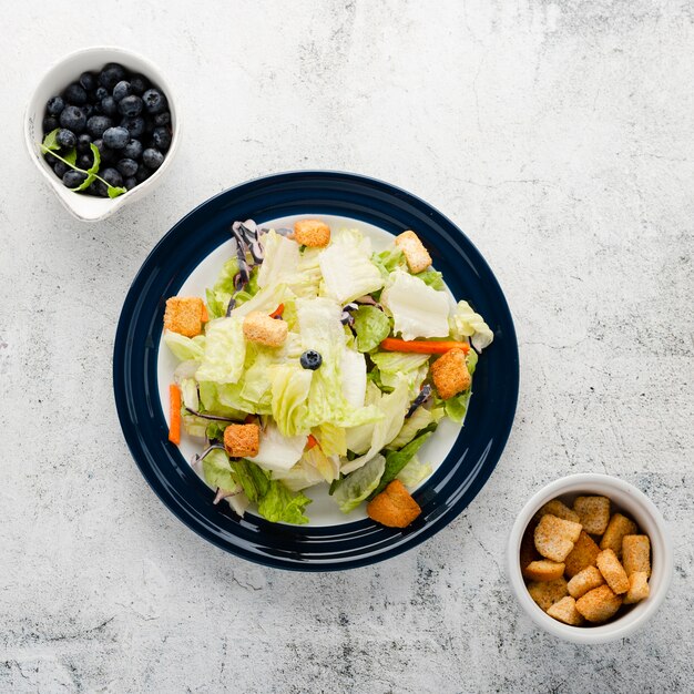 Draufsicht gehackter Salat mit Croutons