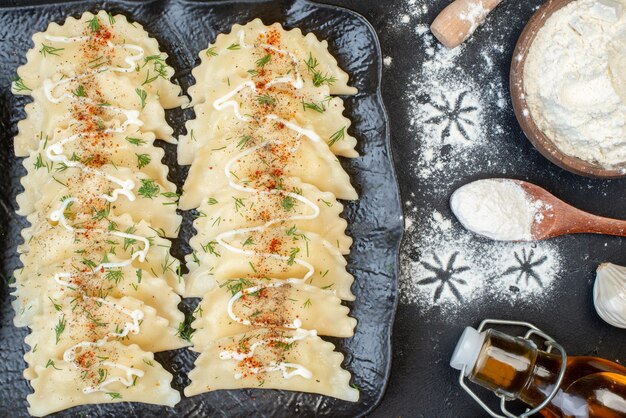 Draufsicht gekochte Fleischknödel mit verschiedenen Zutaten auf dunklem Hintergrund Gemüsegericht kochen Mahlzeit Farbe Abendessen Pfeffer