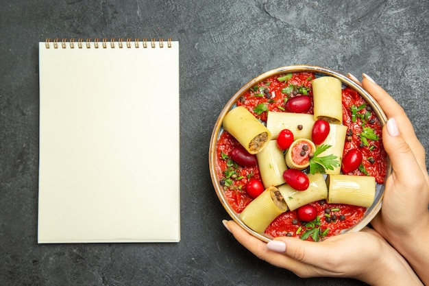 Draufsicht gekochte italienische Nudel köstliche Mahlzeit mit Fleisch und Tomatensauce auf einem dunkelgrauen Hintergrund Nudelteigfleischsauce Essen