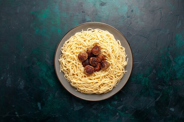 Draufsicht gekochte italienische Nudeln mit Fleischbällchen auf der dunkelblauen Oberfläche
