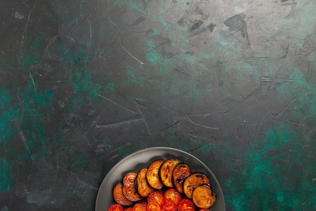 Draufsicht gekochte Paprika mit Auberginen auf der grünen Oberfläche