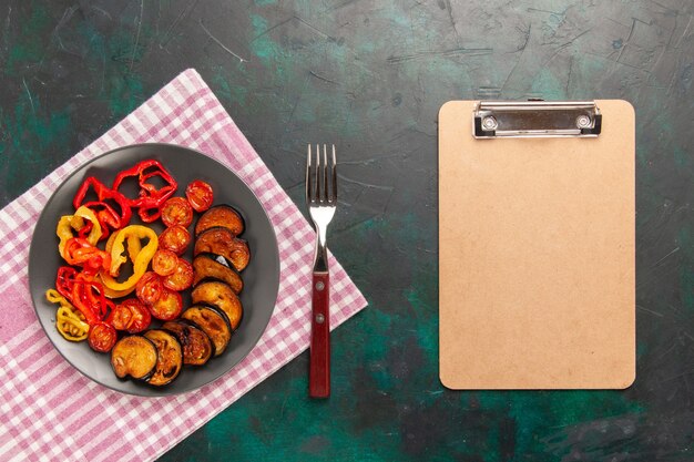 Draufsicht gekochte Paprika mit Auberginen innerhalb Platte auf dunkelgrüner Oberfläche