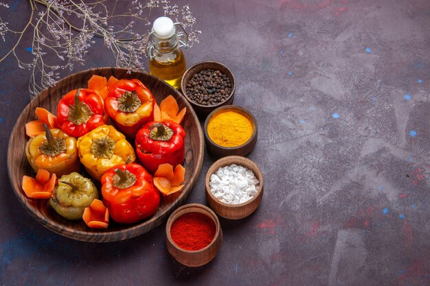 Draufsicht gekochte Paprika mit Gewürzen auf der dunkelgrauen Oberfläche Mahlzeit Gemüse Fleisch Dolma Essen