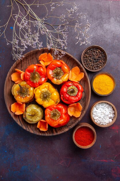 Draufsicht gekochte Paprika mit Gewürzen auf der dunkelgrauen Oberfläche Mahlzeit Gemüse Fleisch Dolma Essen