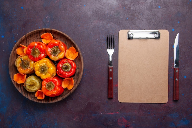 Draufsicht gekochte Paprika mit Hackfleisch auf grauer Oberfläche Mahlzeit Essen Fleisch Gemüse Kochen