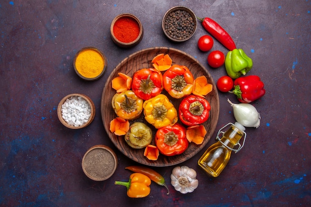 Draufsicht gekochte Paprika mit Hackfleisch und Gewürzen auf grauer Oberfläche Mahlzeit Essen Fleisch Gemüse Kochen