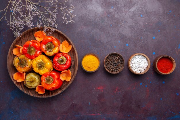 Draufsicht gekochte Paprika mit verschiedenen Gewürzen auf der grauen Oberfläche Mahlzeit Gemüse Fleisch Dolma Essen