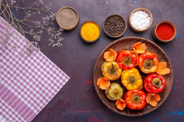 Draufsicht gekochte Paprika mit verschiedenen Gewürzen auf dunkelgrauer Oberfläche Mahlzeit Gemüse Fleisch Dolma Essen